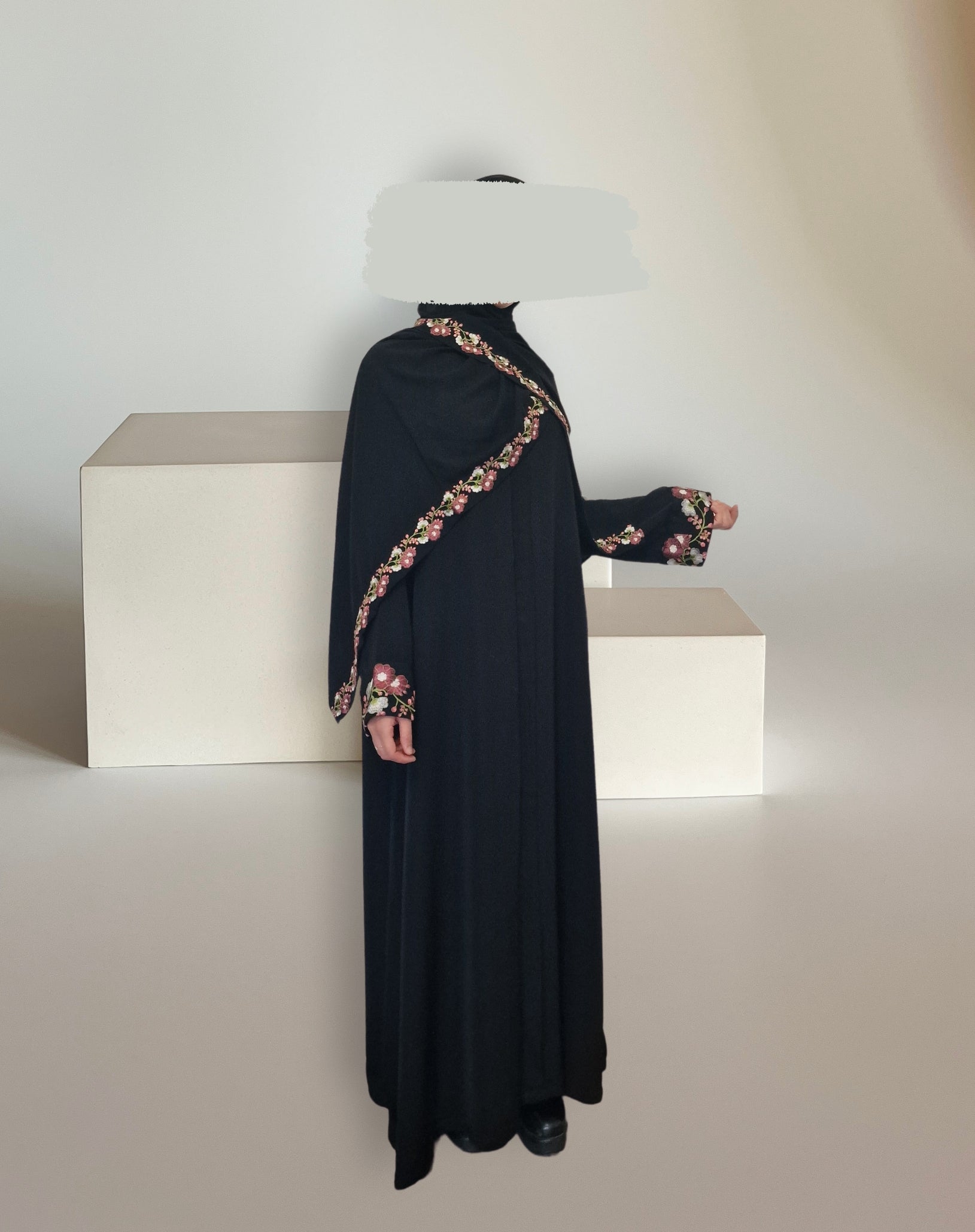 Abaya Flora – Handgenäht mit floraler Stickerei und passendem Hijab