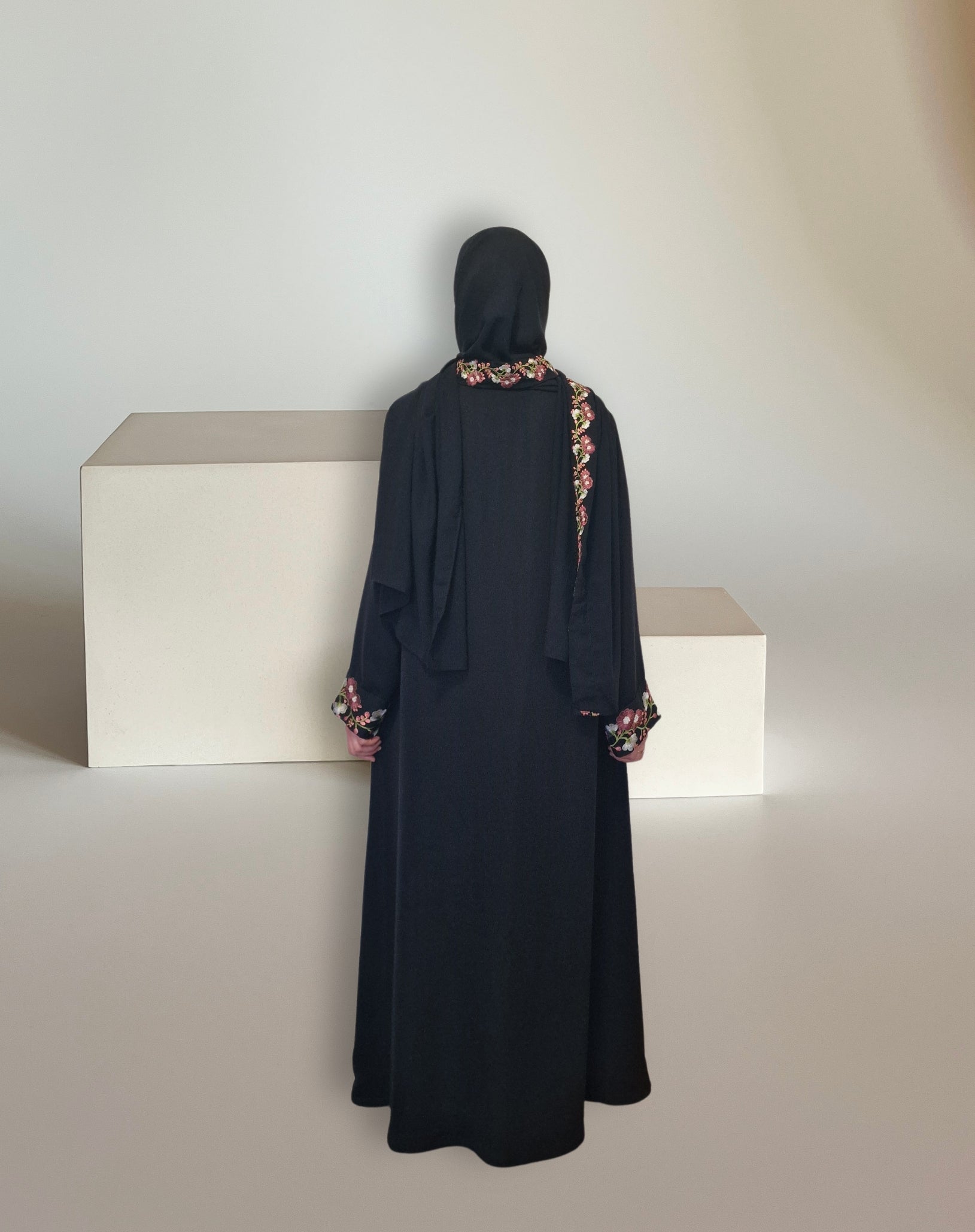 Abaya Flora – Handgenäht mit floraler Stickerei und passendem Hijab